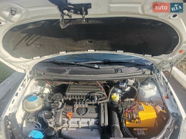 Белый Шкода Румстер, объемом двигателя 1.6 л и пробегом 214 тыс. км за 6000 $, фото 28 на Automoto.ua