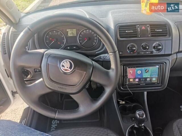 Белый Шкода Румстер, объемом двигателя 1.6 л и пробегом 214 тыс. км за 6000 $, фото 4 на Automoto.ua