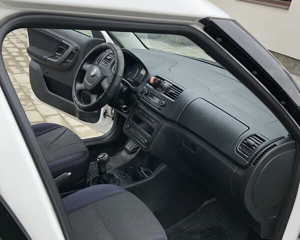 Белый Шкода Румстер, объемом двигателя 1.6 л и пробегом 234 тыс. км за 6000 $, фото 7 на Automoto.ua