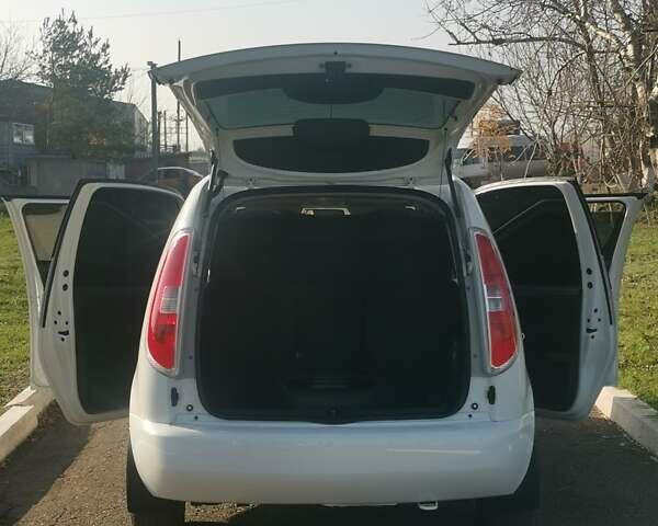 Белый Шкода Румстер, объемом двигателя 1.6 л и пробегом 214 тыс. км за 6000 $, фото 5 на Automoto.ua