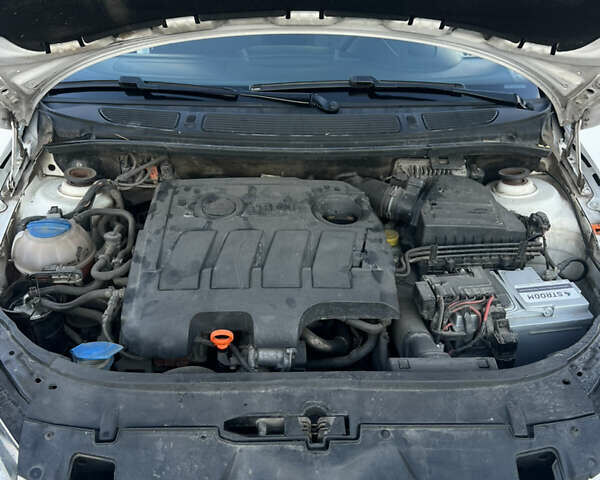 Білий Шкода Румстер, об'ємом двигуна 1.6 л та пробігом 300 тис. км за 6200 $, фото 11 на Automoto.ua