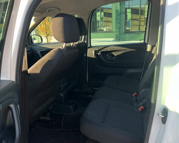 Білий Шкода Румстер, об'ємом двигуна 1.6 л та пробігом 300 тис. км за 6200 $, фото 5 на Automoto.ua