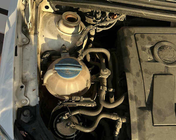 Білий Шкода Румстер, об'ємом двигуна 1.6 л та пробігом 300 тис. км за 6200 $, фото 12 на Automoto.ua