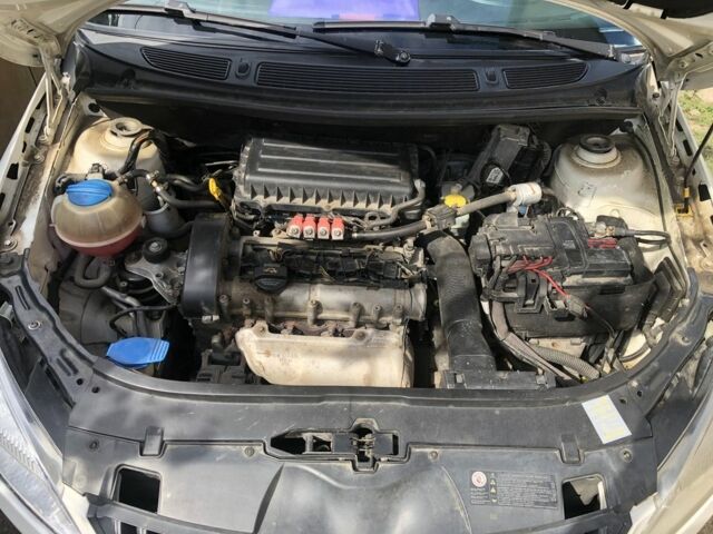 Белый Шкода Румстер, объемом двигателя 1.4 л и пробегом 286 тыс. км за 5000 $, фото 1 на Automoto.ua