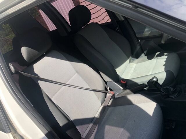 Белый Шкода Румстер, объемом двигателя 1.4 л и пробегом 286 тыс. км за 5000 $, фото 5 на Automoto.ua