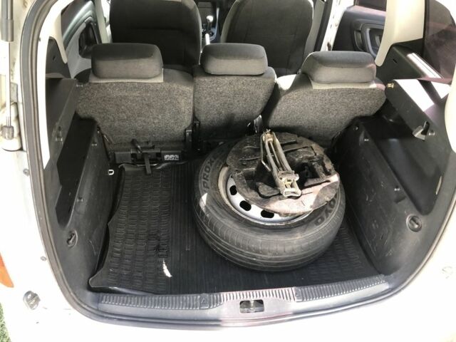 Белый Шкода Румстер, объемом двигателя 1.4 л и пробегом 286 тыс. км за 5000 $, фото 6 на Automoto.ua