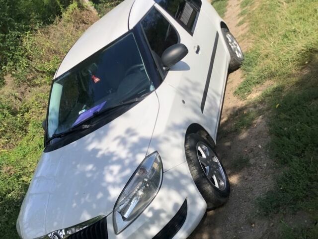 Белый Шкода Румстер, объемом двигателя 1.4 л и пробегом 286 тыс. км за 5000 $, фото 2 на Automoto.ua