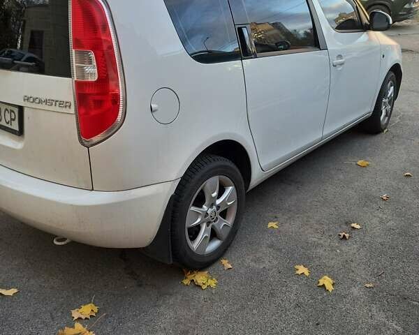 Белый Шкода Румстер, объемом двигателя 1.39 л и пробегом 109 тыс. км за 6900 $, фото 3 на Automoto.ua