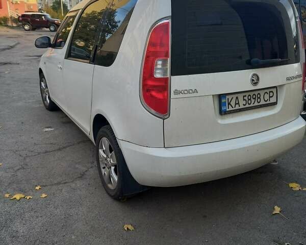 Белый Шкода Румстер, объемом двигателя 1.39 л и пробегом 109 тыс. км за 6900 $, фото 2 на Automoto.ua