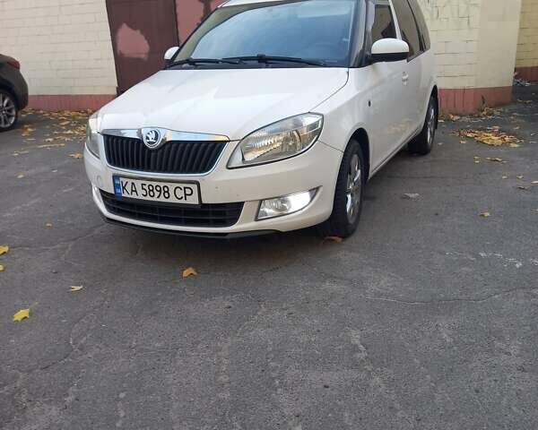 Белый Шкода Румстер, объемом двигателя 1.39 л и пробегом 109 тыс. км за 6900 $, фото 1 на Automoto.ua