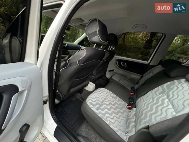 Білий Шкода Румстер, об'ємом двигуна 1.42 л та пробігом 243 тис. км за 4950 $, фото 23 на Automoto.ua