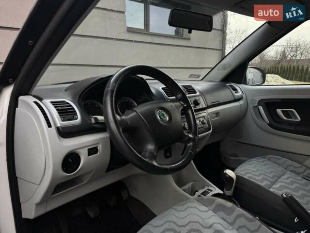 Белый Шкода Румстер, объемом двигателя 1.42 л и пробегом 242 тыс. км за 4250 $, фото 19 на Automoto.ua