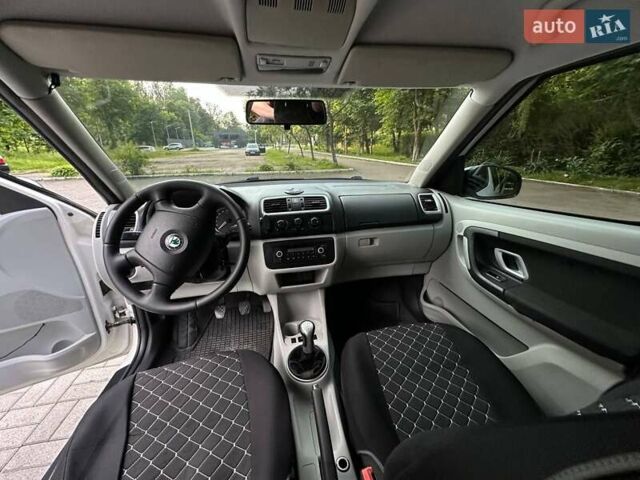 Білий Шкода Румстер, об'ємом двигуна 1.42 л та пробігом 243 тис. км за 4950 $, фото 22 на Automoto.ua