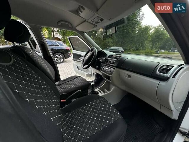 Білий Шкода Румстер, об'ємом двигуна 1.42 л та пробігом 243 тис. км за 4950 $, фото 26 на Automoto.ua