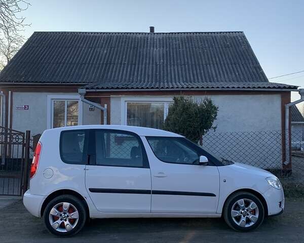 Белый Шкода Румстер, объемом двигателя 1.2 л и пробегом 169 тыс. км за 4700 $, фото 2 на Automoto.ua