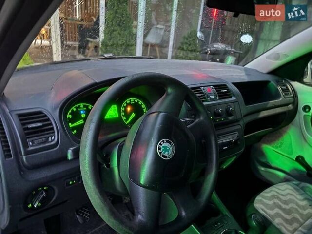 Белый Шкода Румстер, объемом двигателя 1.4 л и пробегом 298 тыс. км за 2250 $, фото 2 на Automoto.ua