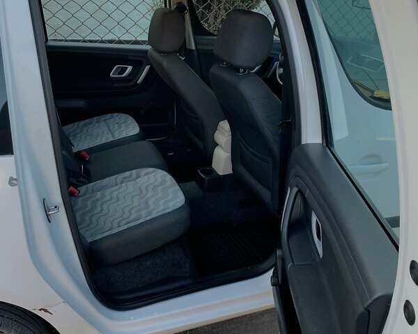 Белый Шкода Румстер, объемом двигателя 1.2 л и пробегом 169 тыс. км за 4700 $, фото 3 на Automoto.ua