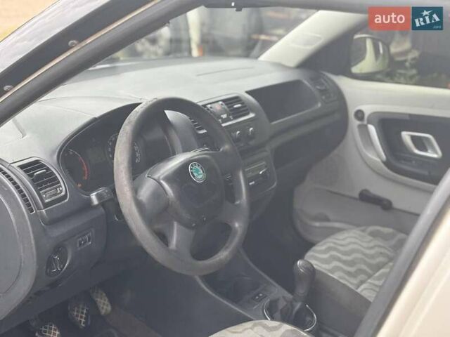 Белый Шкода Румстер, объемом двигателя 1.4 л и пробегом 298 тыс. км за 2399 $, фото 8 на Automoto.ua