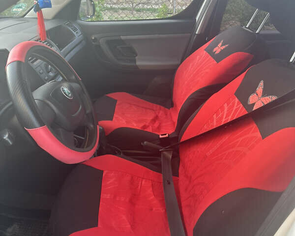 Белый Шкода Румстер, объемом двигателя 1.2 л и пробегом 142 тыс. км за 5200 $, фото 21 на Automoto.ua
