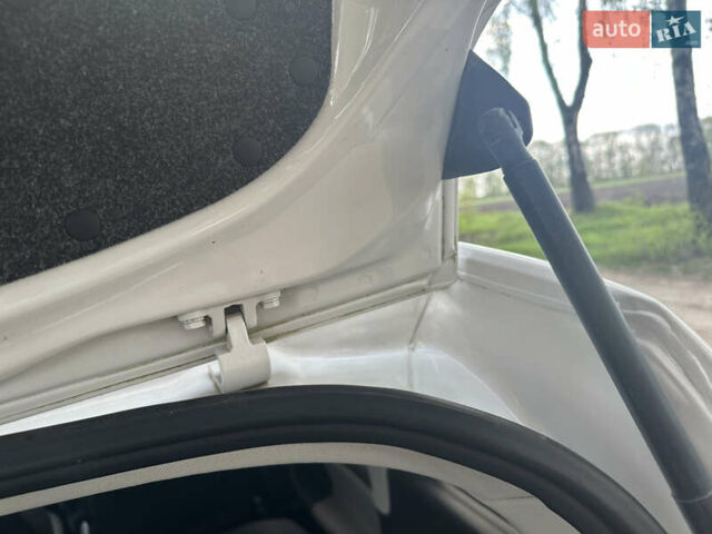 Белый Шкода Румстер, объемом двигателя 1.2 л и пробегом 142 тыс. км за 5200 $, фото 5 на Automoto.ua