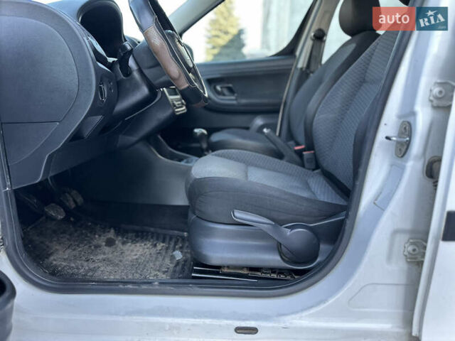 Белый Шкода Румстер, объемом двигателя 1.2 л и пробегом 246 тыс. км за 4700 $, фото 40 на Automoto.ua