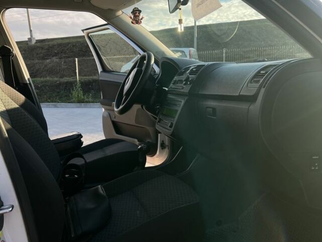 Белый Шкода Румстер, объемом двигателя 1.6 л и пробегом 300 тыс. км за 6100 $, фото 11 на Automoto.ua