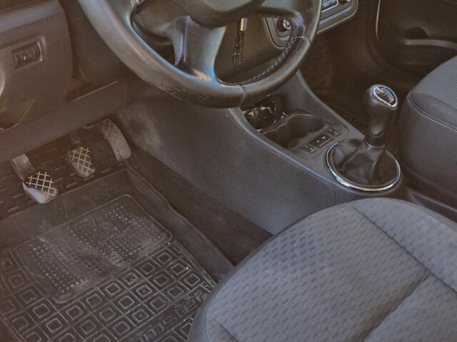 Белый Шкода Румстер, объемом двигателя 1.6 л и пробегом 237 тыс. км за 6500 $, фото 14 на Automoto.ua