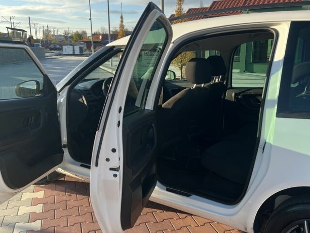 Белый Шкода Румстер, объемом двигателя 1.6 л и пробегом 300 тыс. км за 6100 $, фото 5 на Automoto.ua