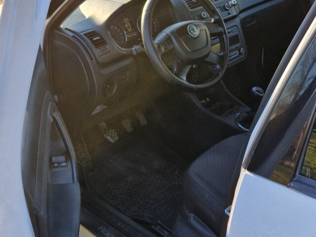 Белый Шкода Румстер, объемом двигателя 1.6 л и пробегом 237 тыс. км за 6500 $, фото 8 на Automoto.ua