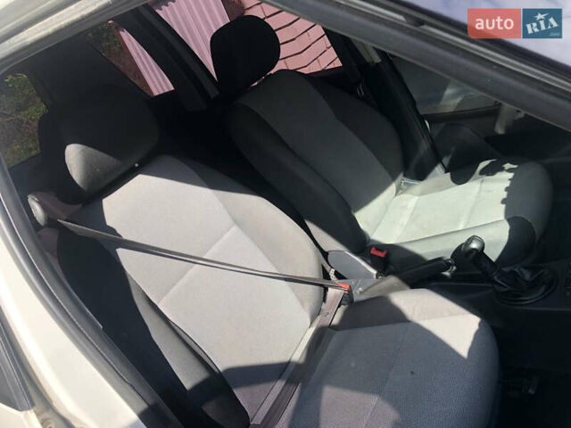 Белый Шкода Румстер, объемом двигателя 1.4 л и пробегом 280 тыс. км за 5900 $, фото 5 на Automoto.ua