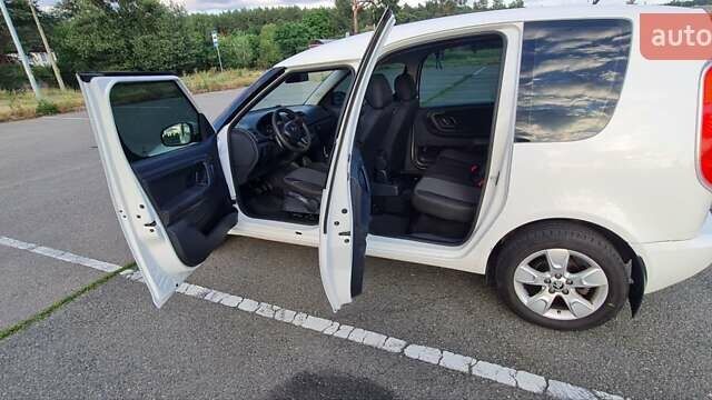 Белый Шкода Румстер, объемом двигателя 1.4 л и пробегом 232 тыс. км за 5400 $, фото 3 на Automoto.ua