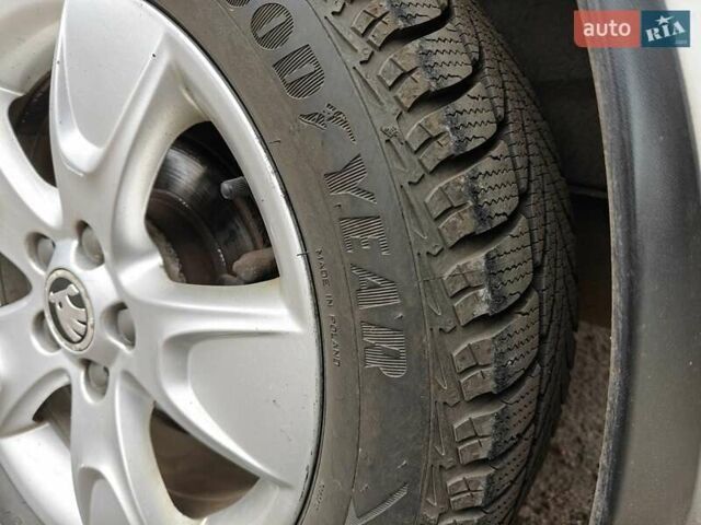 Белый Шкода Румстер, объемом двигателя 1.39 л и пробегом 156 тыс. км за 7300 $, фото 23 на Automoto.ua