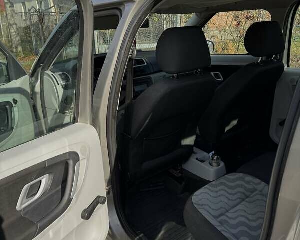 Бежевый Шкода Румстер, объемом двигателя 1.39 л и пробегом 304 тыс. км за 3950 $, фото 1 на Automoto.ua