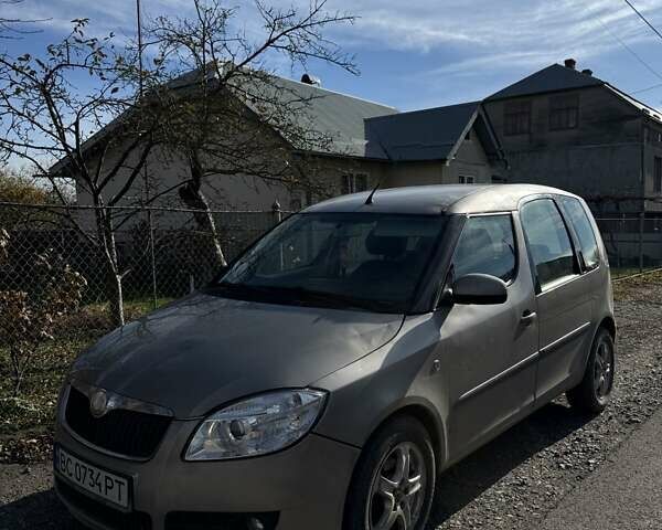 Бежевый Шкода Румстер, объемом двигателя 1.39 л и пробегом 304 тыс. км за 3950 $, фото 4 на Automoto.ua