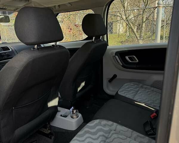 Бежевый Шкода Румстер, объемом двигателя 1.39 л и пробегом 304 тыс. км за 3950 $, фото 2 на Automoto.ua