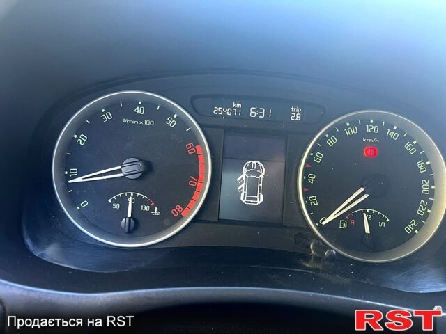 Красный Шкода Румстер, объемом двигателя 1.4 л и пробегом 254 тыс. км за 5200 $, фото 8 на Automoto.ua