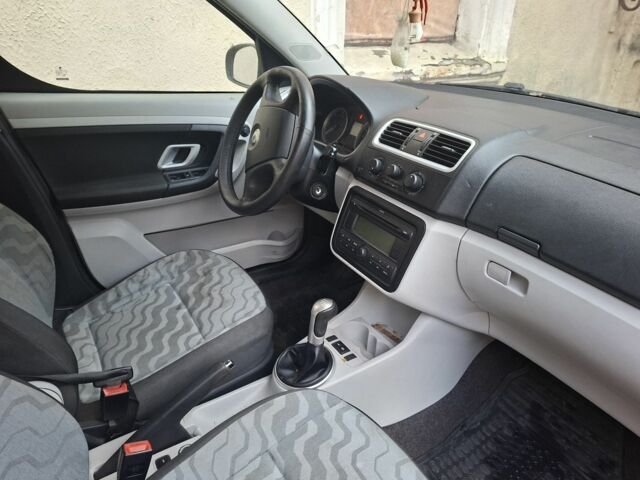 Красный Шкода Румстер, объемом двигателя 1 л и пробегом 380 тыс. км за 3000 $, фото 1 на Automoto.ua