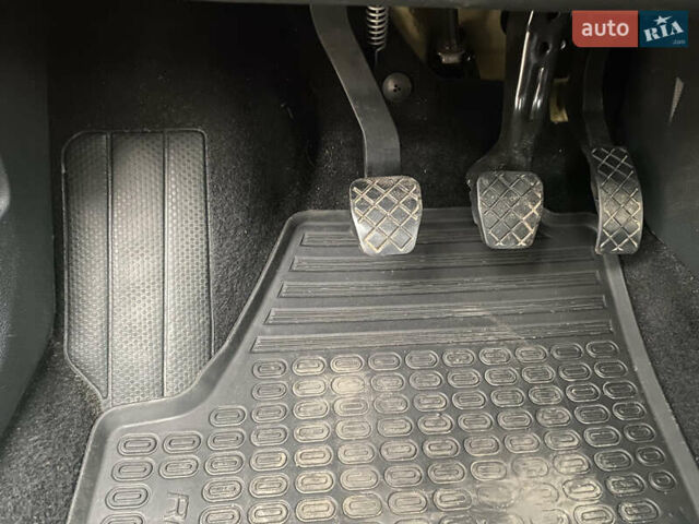 Красный Шкода Румстер, объемом двигателя 1.39 л и пробегом 48 тыс. км за 6700 $, фото 21 на Automoto.ua