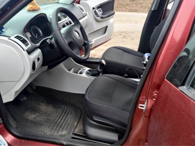 Красный Шкода Румстер, объемом двигателя 1.4 л и пробегом 326 тыс. км за 4300 $, фото 8 на Automoto.ua