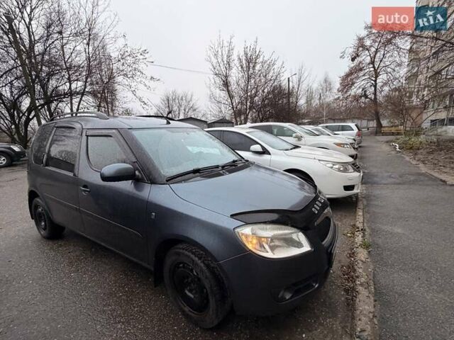 Серый Шкода Румстер, объемом двигателя 1.6 л и пробегом 314 тыс. км за 7300 $, фото 2 на Automoto.ua