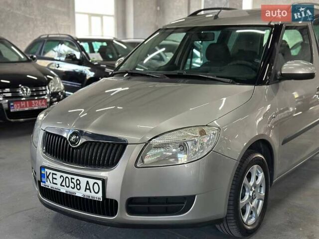 Серый Шкода Румстер, объемом двигателя 1.39 л и пробегом 279 тыс. км за 6199 $, фото 2 на Automoto.ua