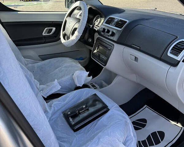 Серый Шкода Румстер, объемом двигателя 1.4 л и пробегом 205 тыс. км за 5600 $, фото 1 на Automoto.ua