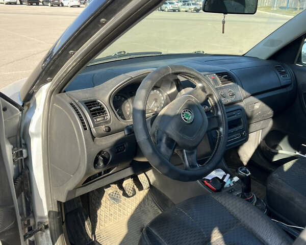 Серый Шкода Румстер, объемом двигателя 1.6 л и пробегом 500 тыс. км за 3700 $, фото 3 на Automoto.ua