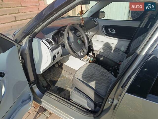 Серый Шкода Румстер, объемом двигателя 1.39 л и пробегом 218 тыс. км за 4800 $, фото 5 на Automoto.ua