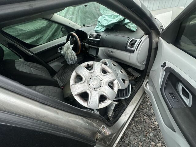 Серый Шкода Румстер, объемом двигателя 1.6 л и пробегом 300 тыс. км за 1750 $, фото 1 на Automoto.ua