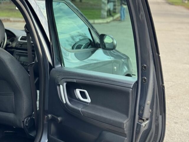 Серый Шкода Румстер, объемом двигателя 1.4 л и пробегом 228 тыс. км за 5999 $, фото 11 на Automoto.ua