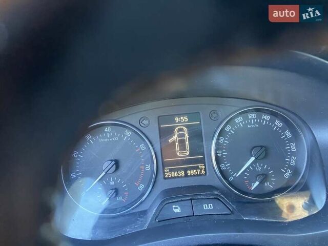 Серый Шкода Румстер, объемом двигателя 1.2 л и пробегом 250 тыс. км за 4800 $, фото 2 на Automoto.ua