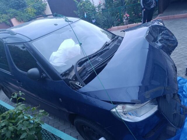 Синий Шкода Румстер, объемом двигателя 1.4 л и пробегом 300 тыс. км за 2000 $, фото 4 на Automoto.ua