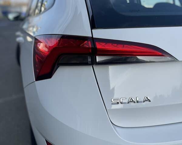 Белый Шкода Scala, объемом двигателя 1.6 л и пробегом 293 тыс. км за 12900 $, фото 5 на Automoto.ua