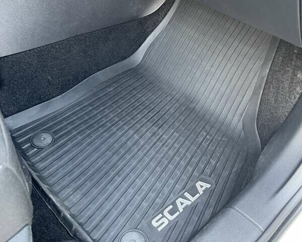 Белый Шкода Scala, объемом двигателя 1.6 л и пробегом 293 тыс. км за 12900 $, фото 27 на Automoto.ua